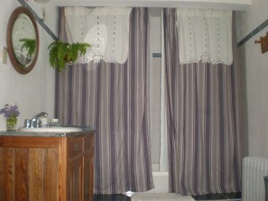 Shower, free toiletries, hair dryer, towels - Estancia Aguila Blanca (Minas)