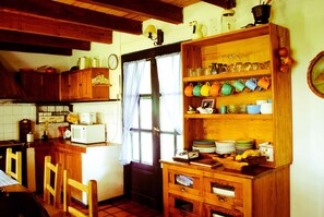 Microwave, oven, toaster, cookware/dishes/utensils - Estancia Aguila Blanca (Minas)