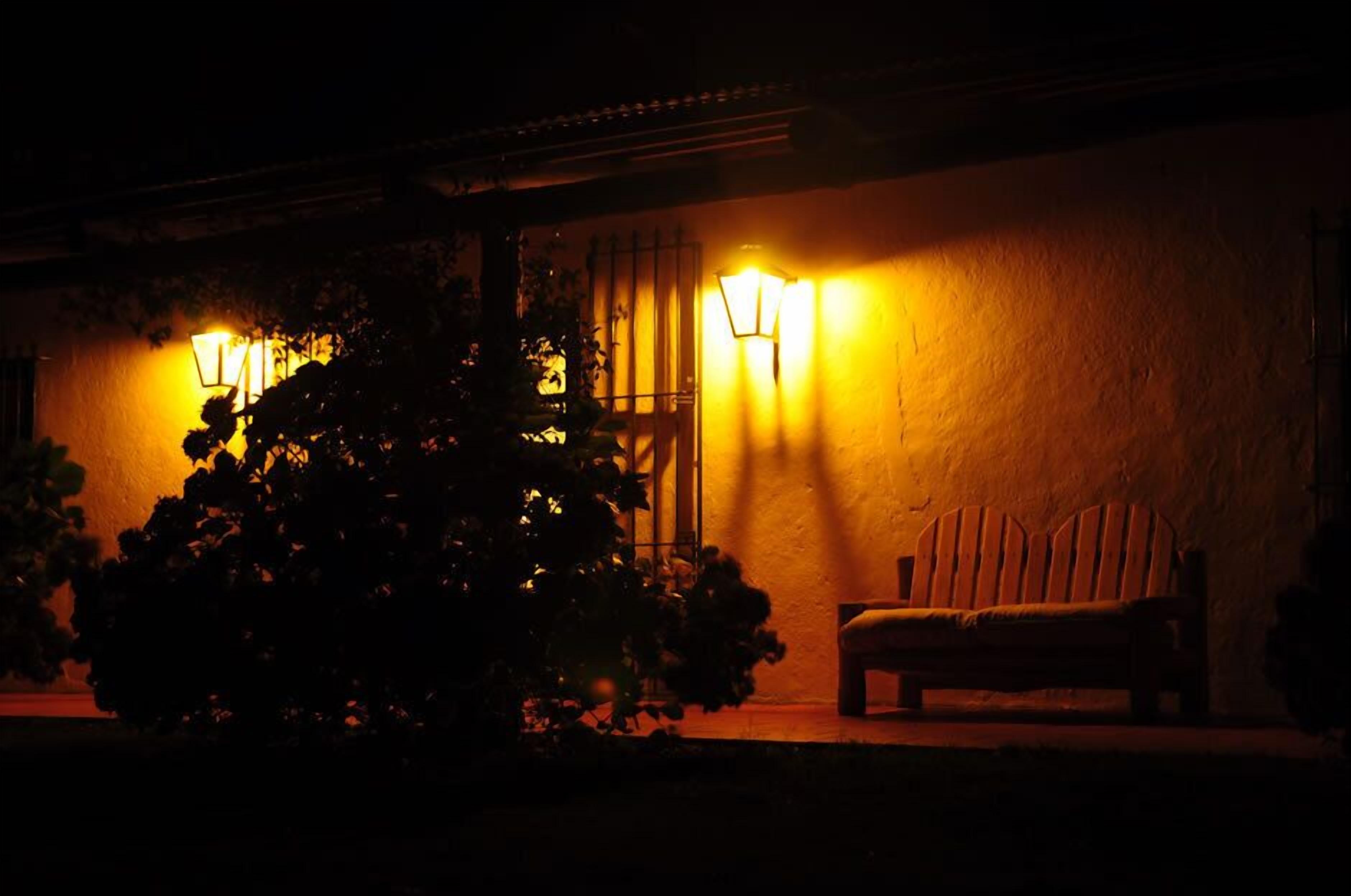 Bagian depan properti - sore/malam