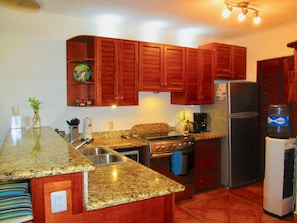 Condo Standard, 2 chambres, terrasse | Cuisine privée | Réfrigérateur grande capacité avec congélateur, four à micro-ondes