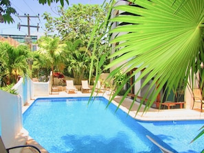 Piscine extérieure, chaises longues