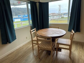 In-room dining - Winchester Bay Inn (Reedsport)