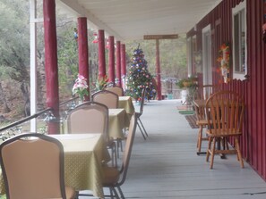 Porch - Yosemite Paradise Inn (Coulterville)