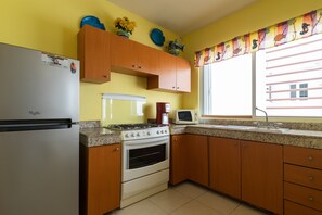 Condo familiar, 2 habitaciones, balcón | Cocina privada | Refrigerador, microondas, horno y parrilla de estufa 