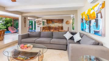 Casa familiar, 4 habitaciones | Área de sala de estar | Televisión de pantalla plana