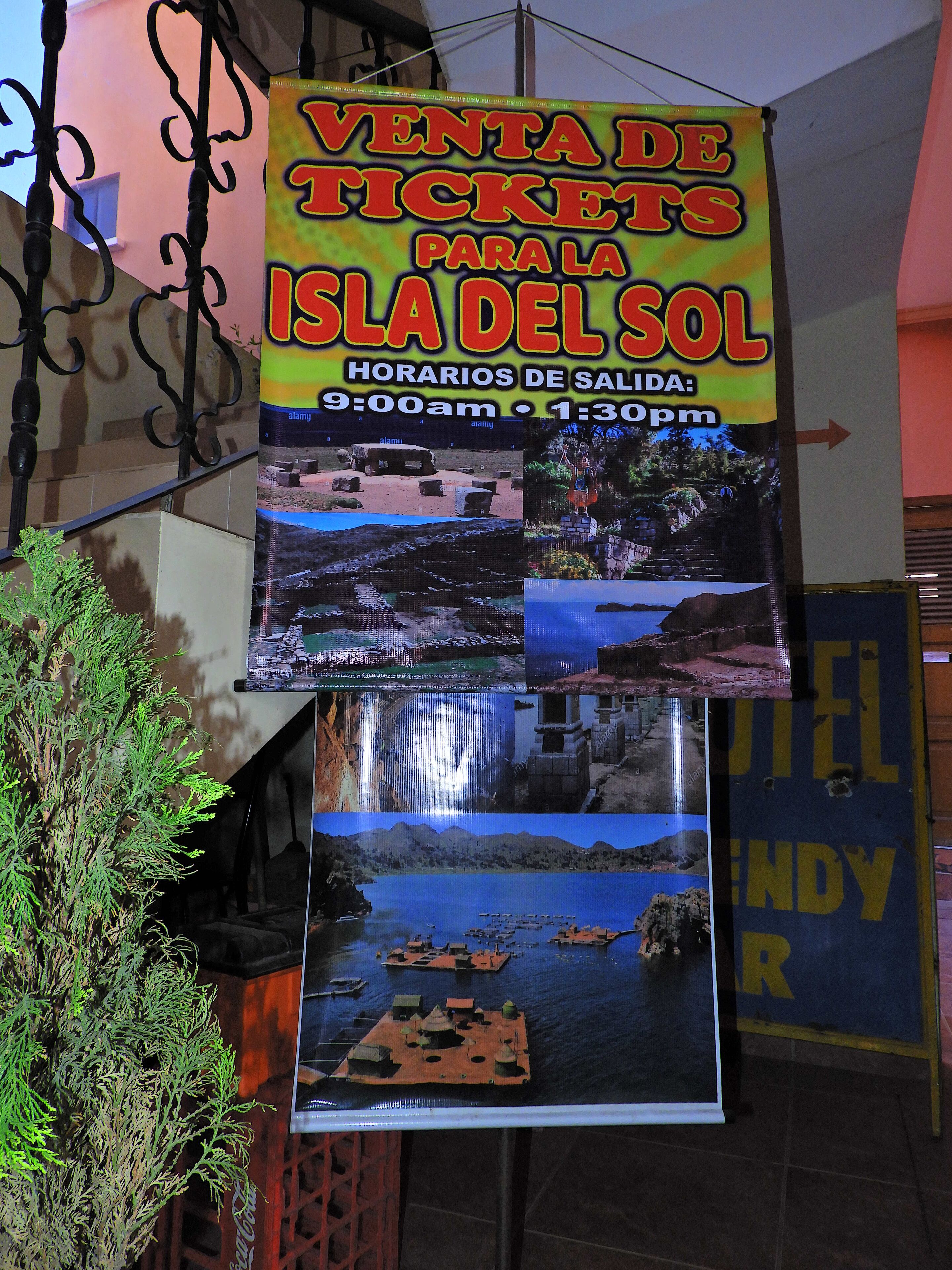 Un cartel anunciando la venta de entradas para un tour por la isla, con horarios de salida detallados.