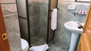 Ducha, toallas, jabón, shampoo