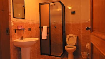 Comfort Triple Room | Bathroom | Shower, towels, soap, shampoo