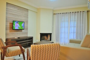 Basic-Apartment, 2 Schlafzimmer, barrierefrei, zum Garten hin | Wohnzimmer | LCD-Fernseher, Kamin