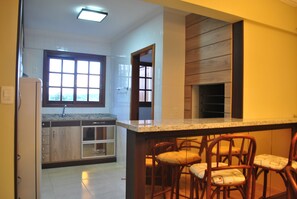 Eigene Kochnische | Kühlschrank, Mikrowelle, Wasserkocher mit Kaffee-/Teezubehör