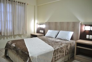 2 quartos, ferros/tábuas de passar roupa, berços (sobretaxa)