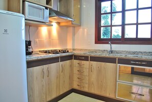 Refrigerador, microondas, cafetera/tetera, utensilios de cocina