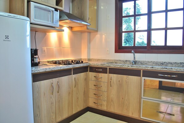 Apartamento básico, 2 quartos, acessível, no jardim | Cozinha privada | Geladeira, micro-ondas, cafeteira/chaleira