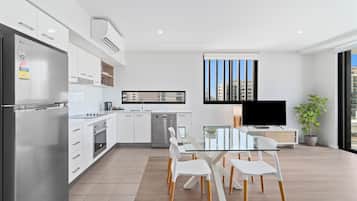 Two Bedroom Superior Apartment | Eigene Küche | Großer Kühlschrank, Mikrowelle, Ofen, Herdplatte