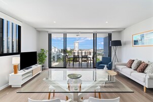 Two Bedroom Superior Apartment | Área de estar | TV de tela plana 48 polegadas com canais digitais, TV, DVD player