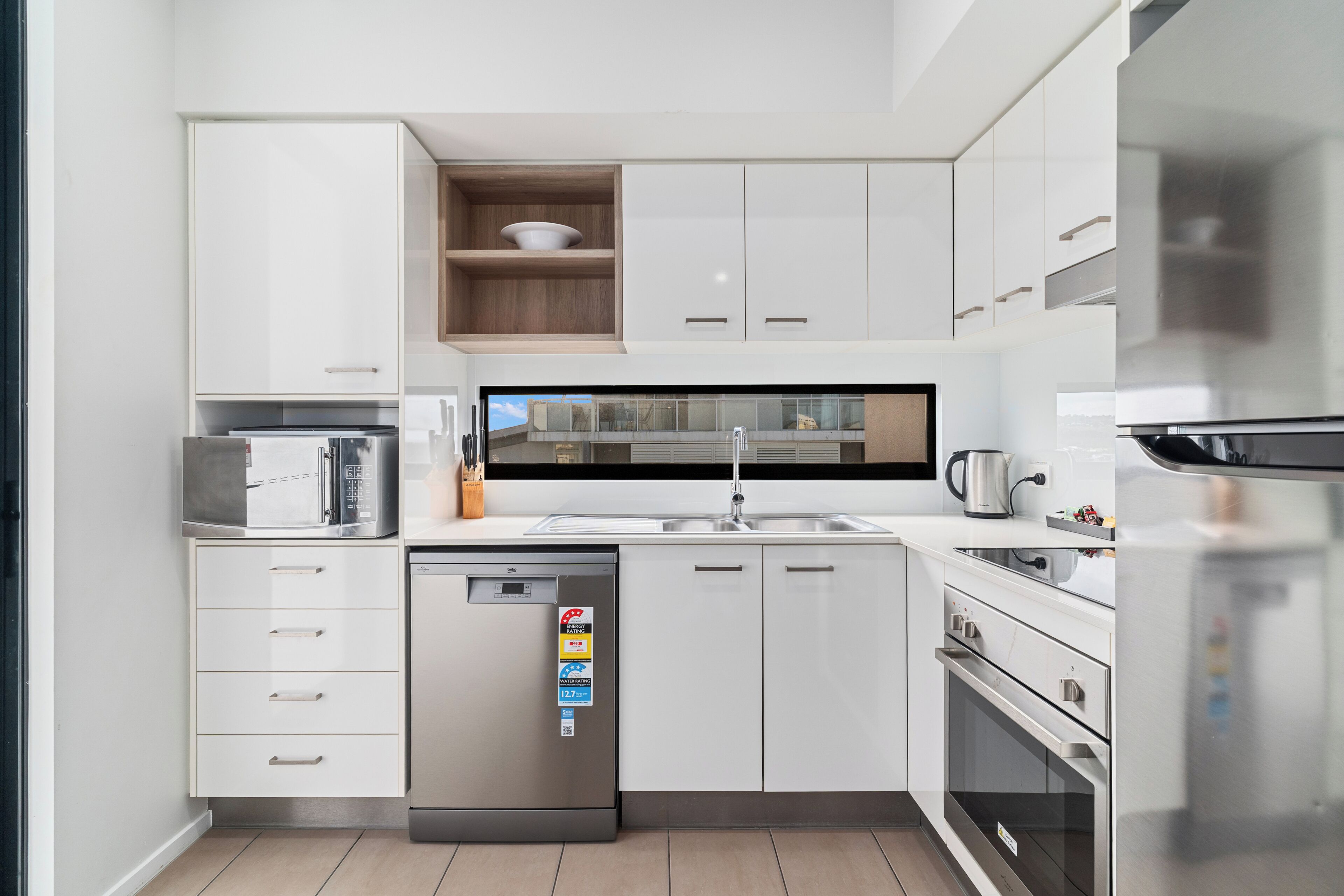 Refrigerador con freezer, microondas, horno, placa de cocina