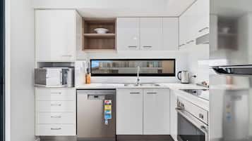 Großer Kühlschrank, Mikrowelle, Ofen, Herdplatte