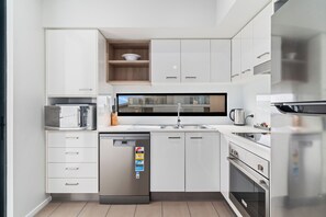 Full-size fridge, microwave, oven, stovetop - Direct Collective - Seabreeze Mooloolaba (Mooloolaba)