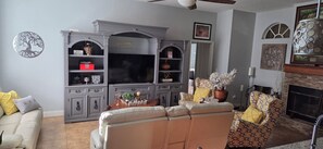 Een smart-tv, een open haard, een dvd-speler en boeken