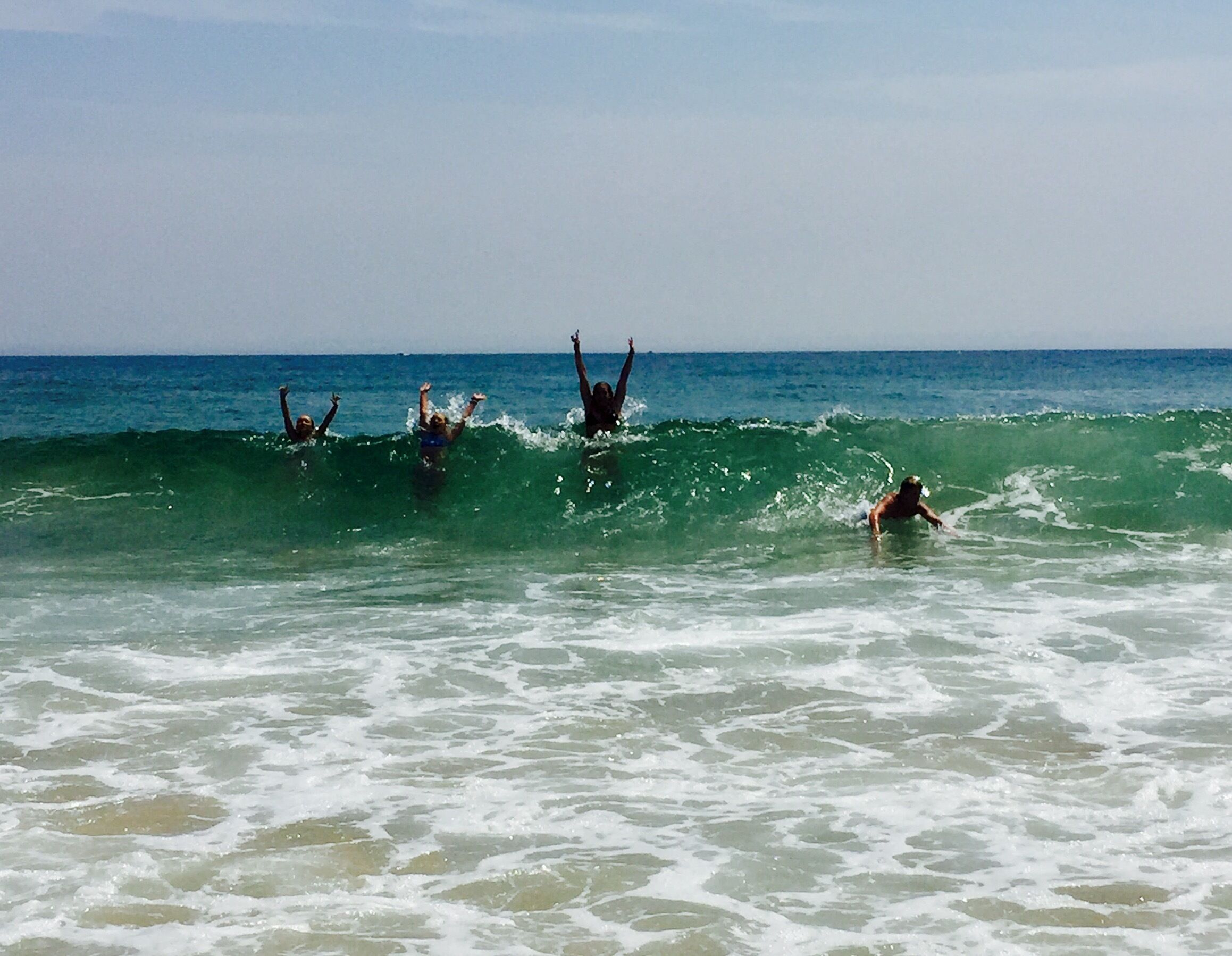 En la playa, sillas reclinables de playa