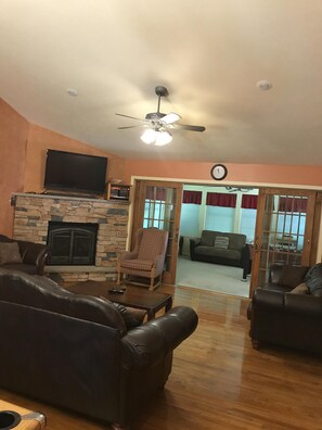 Smart TV, chimenea, consola de videojuegos y reproductor de DVD 