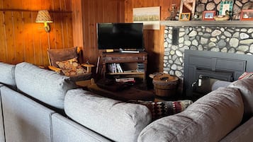 Älytelevisio, takka, kirjoja