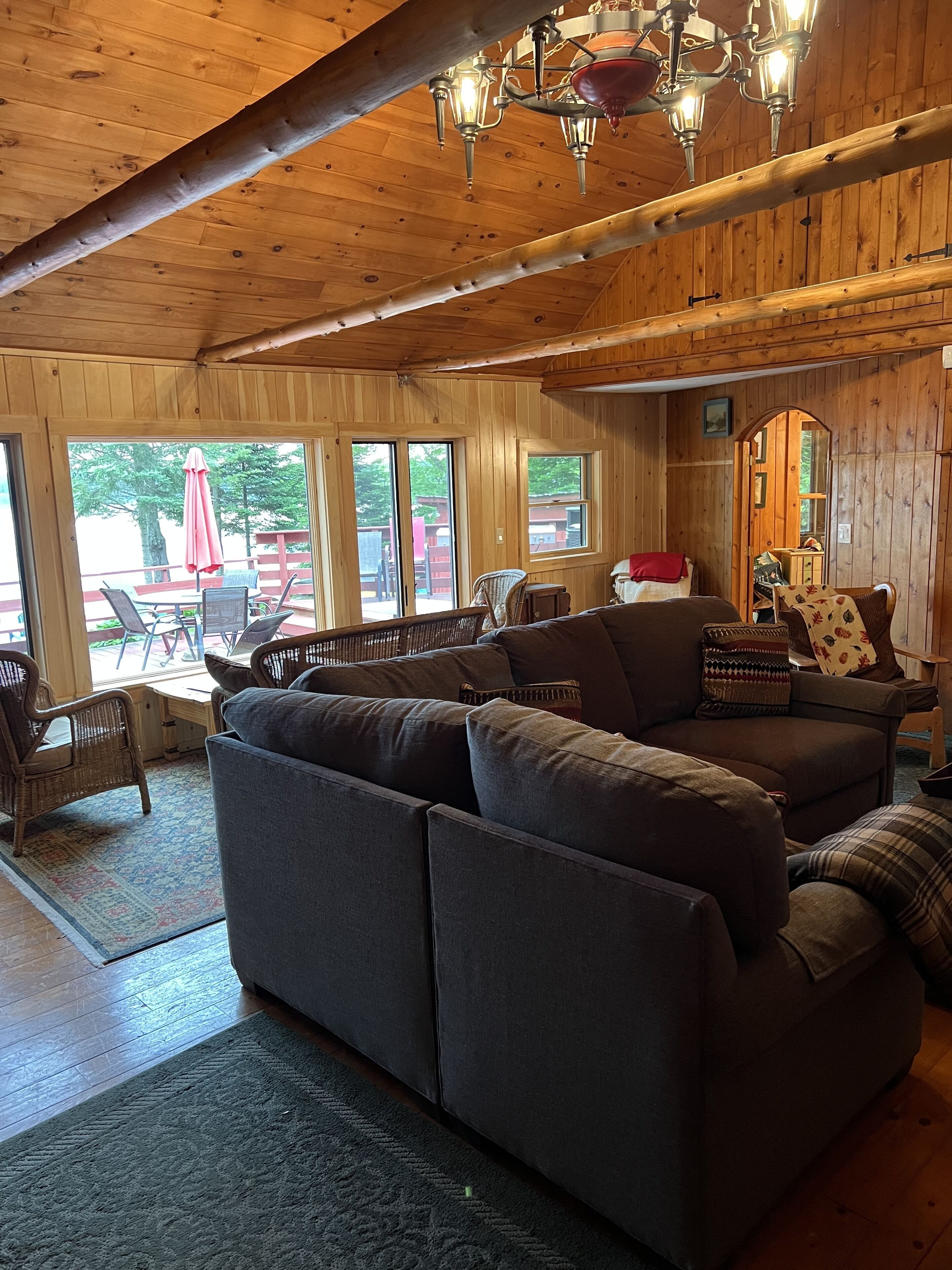 Smart-tv, eldstad och böcker