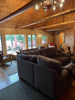 Smart TV, chimenea y libros 