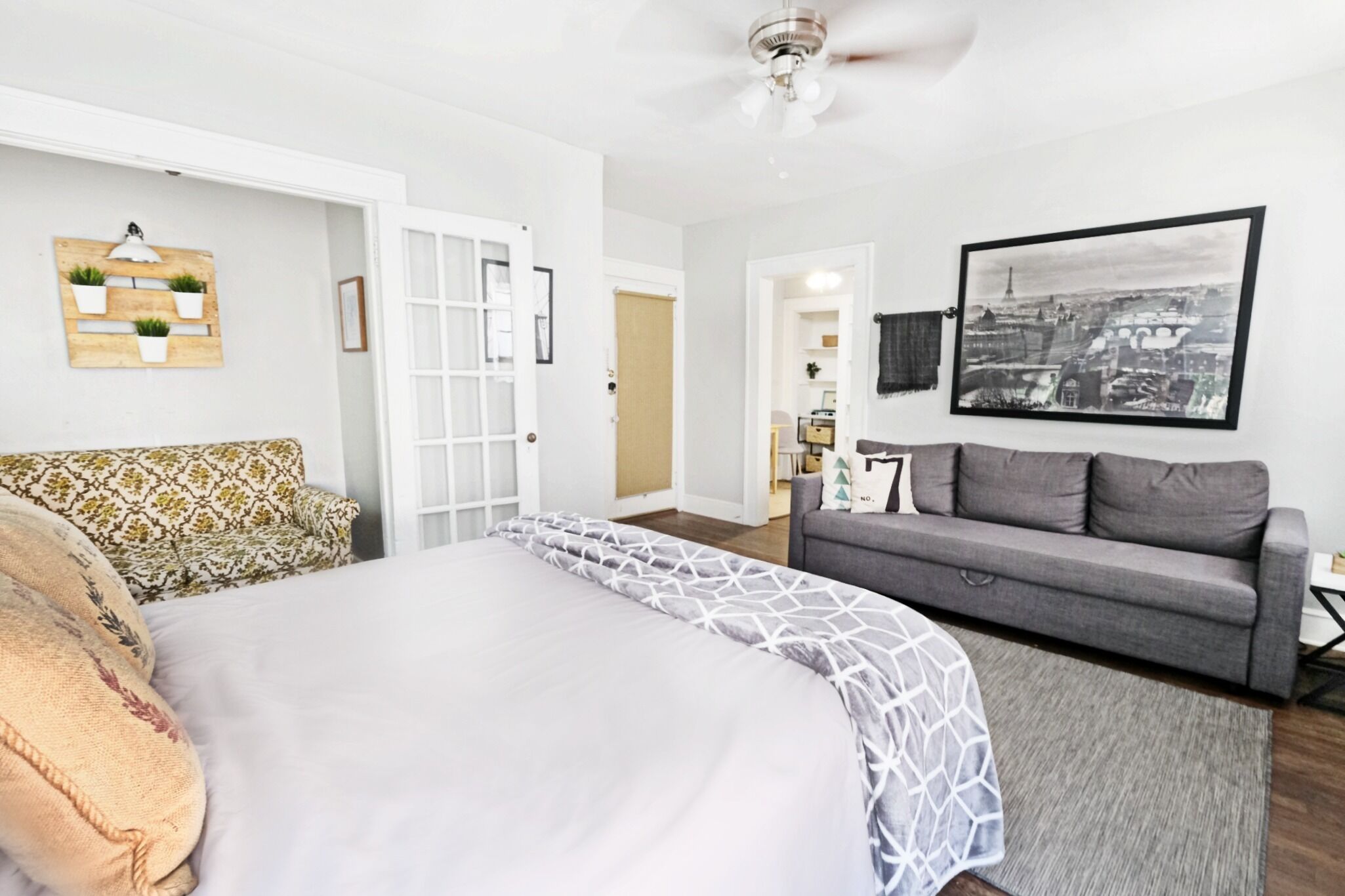 Tabla de planchar con plancha, internet y ropa de cama 