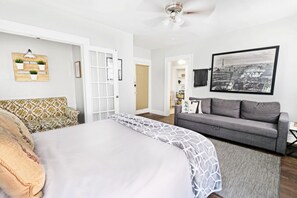 Iron/ironing board, Internet, bed sheets - Global Cup Studio 7 + Lower Greenville (Dallas)