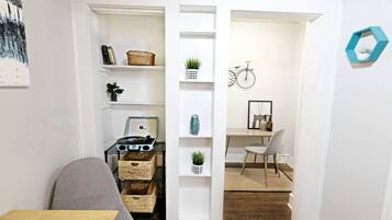 Een strijkplank/strijkijzer, internet, beddengoed