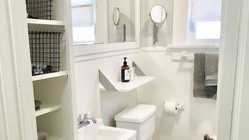 Regadera, secadora de cabello, toallas