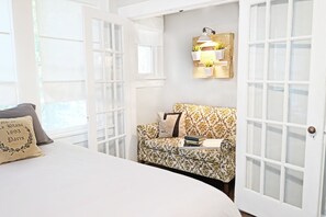 Iron/ironing board, Internet, bed sheets - Global Cup Studio 7 + Lower Greenville (Dallas)