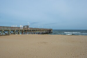 Sun loungers, beach towels - Breathtaking Sunsets On Back Bay- Your Sandbridge Escape Awaits! (Virginia Beach)