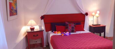 2 عدّة غرف نوم وخزنة داخل الغرفة ومكتب وتجهيزات عازلة للصوت