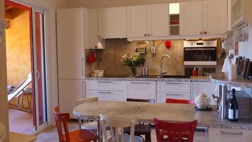 Een koelkast, een microgolfoven, een oven, een kookplaat