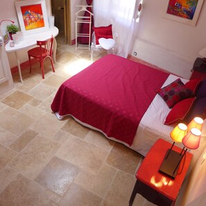 2 chambres, coffres-forts dans les chambres, bureau