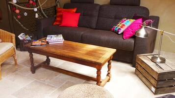 Televisie, een dvd-speler, boeken en een stereo