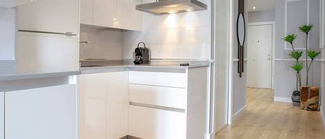 Kühlschrank, Mikrowelle, Wasserkocher mit Kaffee-/Teezubehör, Toaster