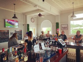 Bar (en la propiedad)