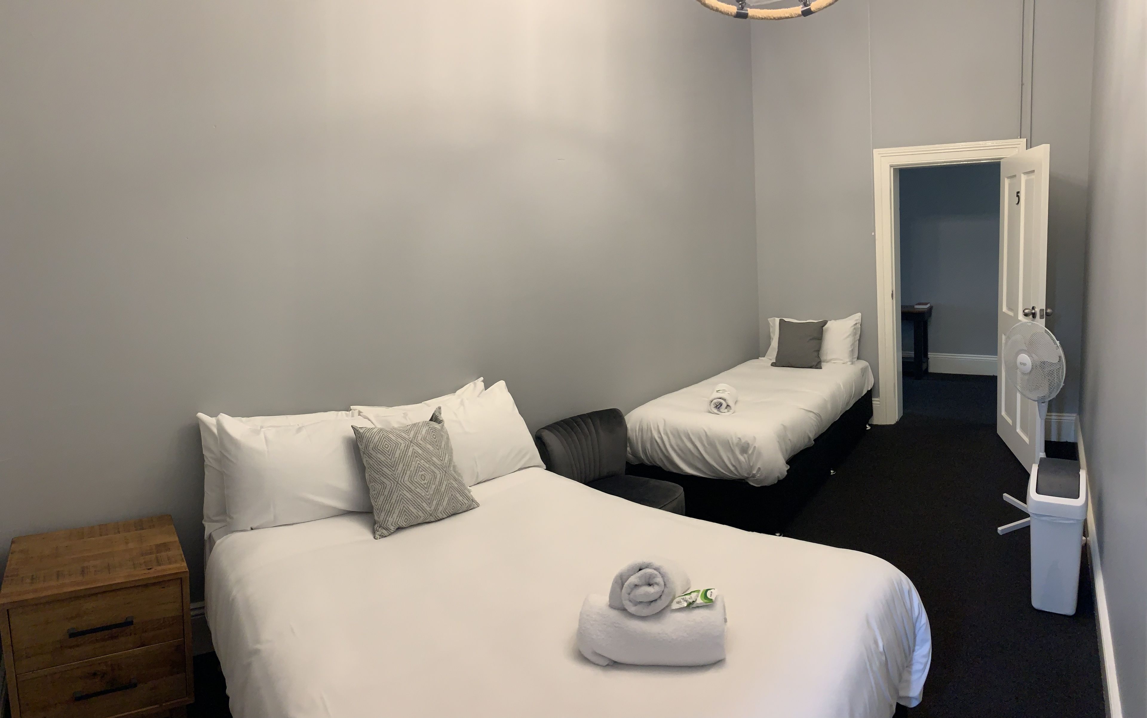 スタンダード トリプルルーム ベッド (複数台) | WiFi (無料)、ベッドシーツ