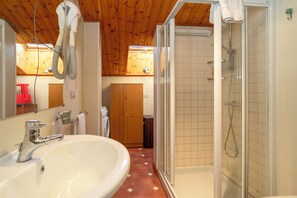 Bathtub, hair dryer, bidet, towels - BEAUTIFUL ATTIC ROOM WITH A VIEW OF THE SKI SLOPES (BORMIO)