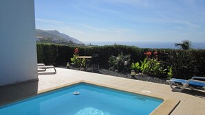 A swimming pool with a view of the ocean and mountains in the background. - CASA IVA 3 bedroom, 3 bathroom House with swimming pool and sea views (Estreito da Calheta)