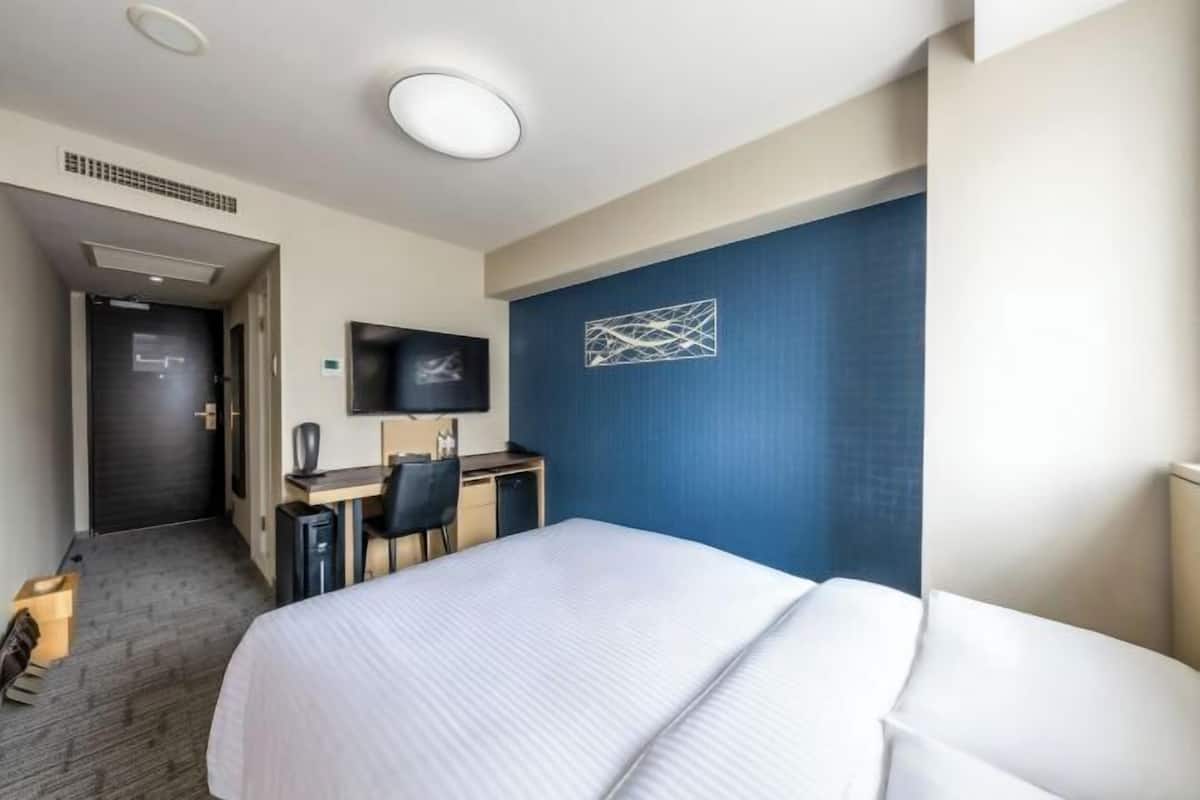 Escritorio, wifi gratis, ropa de cama y acceso para silla de ruedas