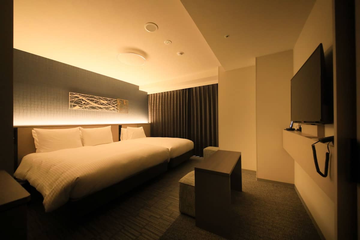 desk, free wifi, bed sheets, wheelchair access