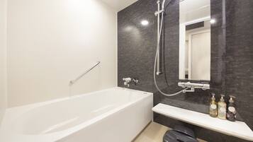 Amenidades de baño gratuitas, secadora de cabello, pantuflas, bidet