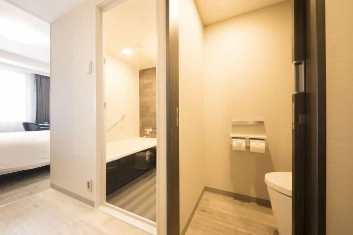 Badezimmer | Kostenlose Toilettenartikel, Haartrockner, Hausschuhe, Bidet