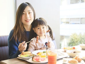 Daily buffet breakfast (JPY 2000 per person)