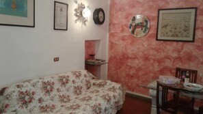 TV, books - Convenient place to visit Tuscany (Cerreto Guidi)