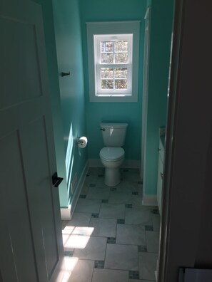 Kombination af bruser/badekar, hårtørrer, håndklæder